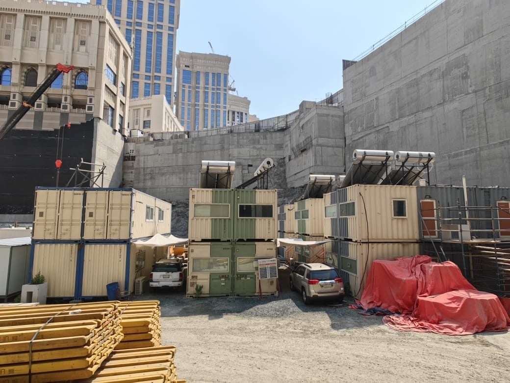 مكيفات مستعملة مجمعة داخل مستودع
